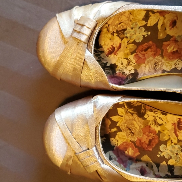 Ladies Jellypop heels, size 9, gold fabric, low heel - Picture 9 of 12